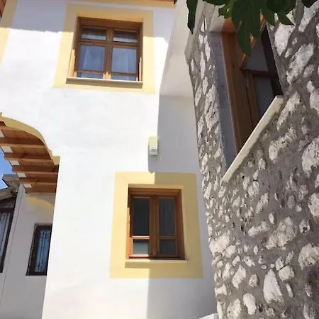 Yat Limani Tarihi Kale Ici Terasli Ev מרמריס